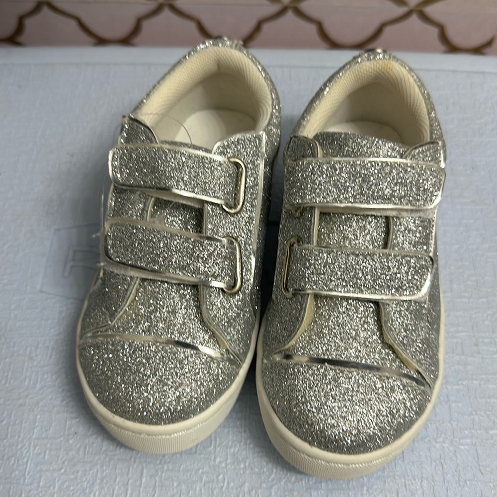 Little kids sneakers brand new size 8